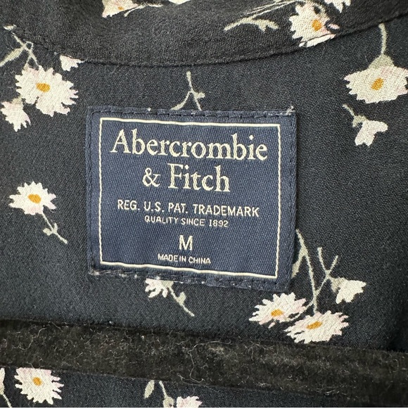 Abercrombie & Fitch Black Floral Button Down Blouse with Pockets, Size M - Picture 2 of 8